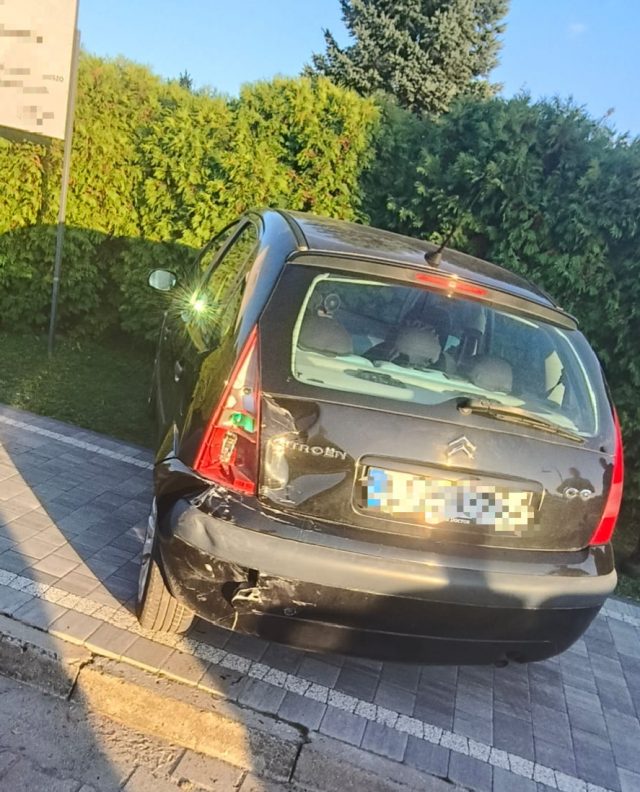 Chciała poćwiczyć przed kursem prawa jazdy. 18-latka uderzyła Hondą w zaparkowane auto