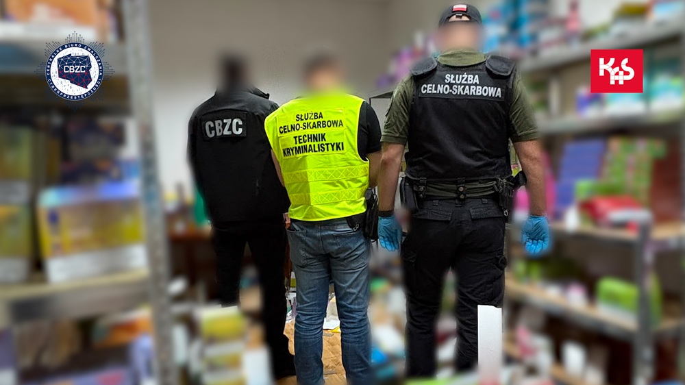 Nielegalny sklep internetowy zlikwidowany. Zabezpieczono 400 tys. zł w gotówce i produkty bez akcyzy