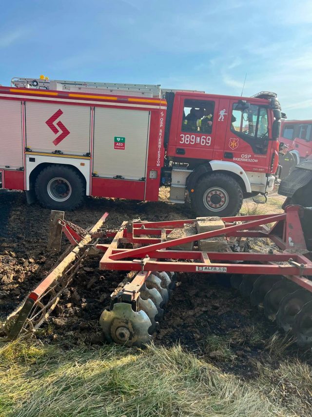 Pożar zboża w Szorcówce. Strażak po służbie ruszył ciągnikiem i odciął drogę płomieniom