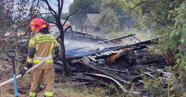 Stodoła spłonęła w miejscowości Celin. W akcji uczestniczyło 15 strażaków