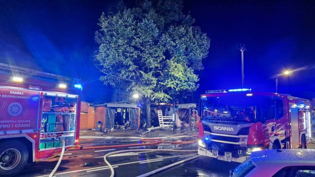 Nocny pożar targowiska w Katowicach. Spłonęło 15 budek, zatrzymano 23-latka