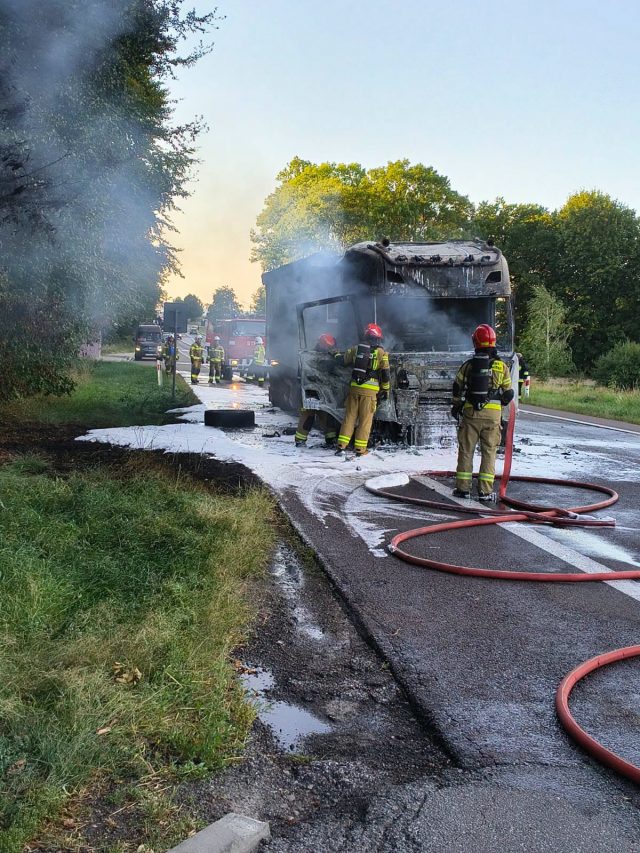 Ciężarówka spłonęła na DK 17 w Krasnem. Eksplodowały zbiorniki z paliwem