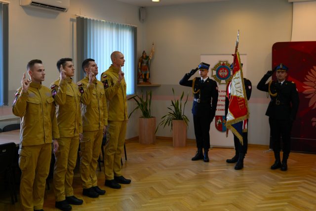 Czterech nowych strażaków złożyło ślubowanie w Zamościu. Przed nimi szkolenie w Bydgoszczy