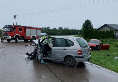 Czołowe zderzenie w Brzozowej. Trzy osoby trafiły do szpitala