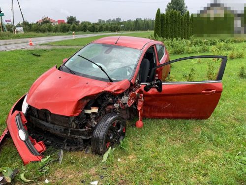 Czołowe zderzenie w Brzozowej. Trzy osoby trafiły do szpitala