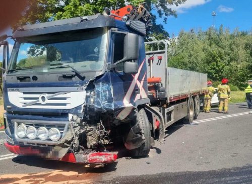 Tyle zostało z BMW po zderzeniu z ciężarówką. Kierowca zginął na miejscu