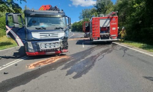 Tyle zostało z BMW po zderzeniu z ciężarówką. Kierowca zginął na miejscu