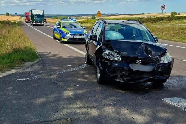Utrudnienia w ruchu na DK17 w Dziecininie. Zderzyły się dwa samochody, jeden dachował