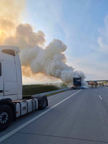 Pożar naczepy na A2. Autostrada całkowicie zablokowana