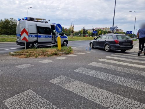 Wyjeżdżał z osiedla, nie zauważył rowerzystki. Potrącona cyklistka trafiła do szpitala