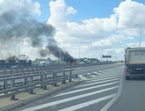 Na obwodnicy Lublina płonie dostawcze auto. Są utrudnienia w ruchu