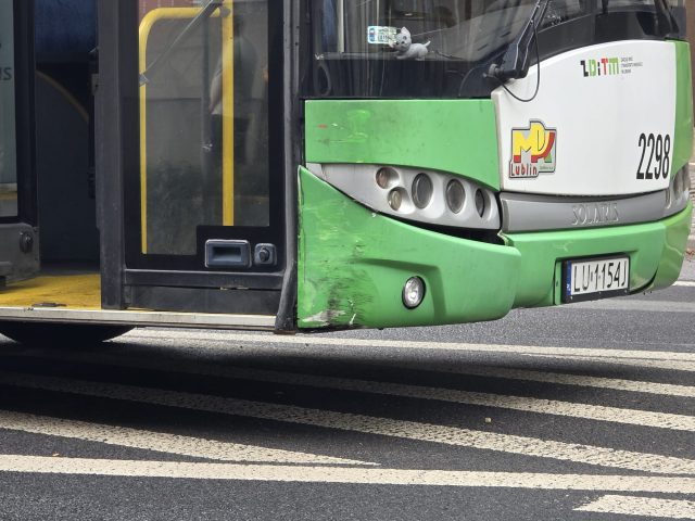 Nie ustąpiła pierwszeństwa. Wjechała pod autobus komunikacji miejskiej
