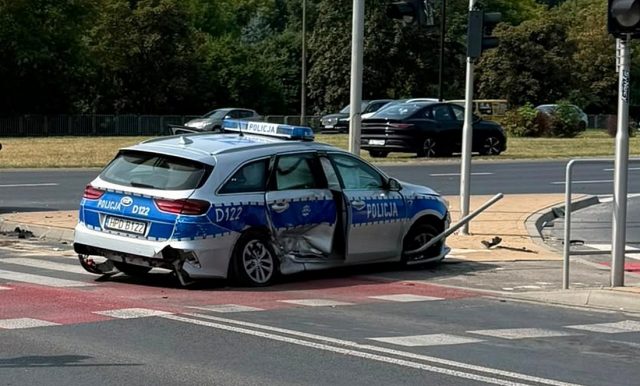Lublin: zderzenie radiowozu i dwóch samochodów na Al. Solidarności. Cztery osoby poszkodowane