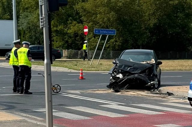 Lublin: zderzenie radiowozu i dwóch samochodów na Al. Solidarności. Cztery osoby poszkodowane