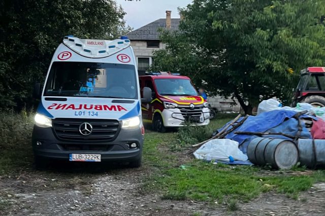 Tragedia podczas podłączania akumulatora. Traktorzysta zginął przygnieciony przez maszynę