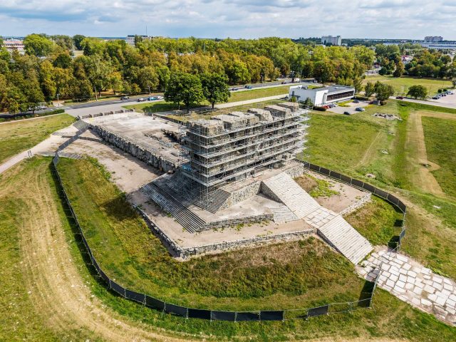 Pomnik-Brama na Majdanku przechodzi gruntowny remont. Trwają prace konserwatorskie