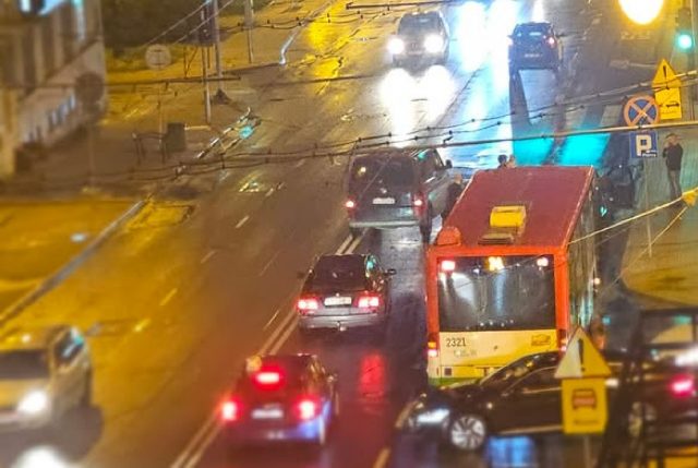 Zderzenie dwóch aut w Lublinie. Na miejscu pracują służby ratunkowe