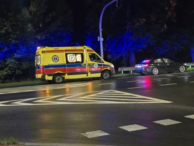 Zderzenie dwóch aut na ul. Zemborzyckiej. Jeden z kierowców zaczął uciekać pieszo
