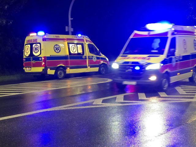 Zderzenie dwóch aut na ul. Zemborzyckiej. Jeden z kierowców zaczął uciekać pieszo
