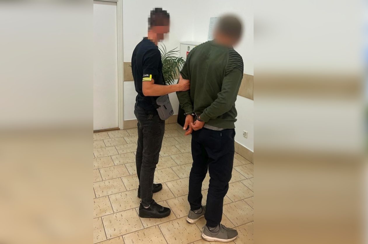 Stalker robs ex-partner of phone and flees, caught on train