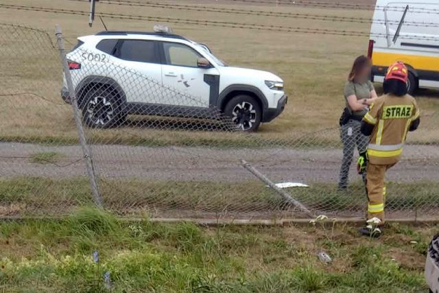 Staranował ogrodzenie lubelskiego lotniska. 79-latkiem zajęli się policjanci