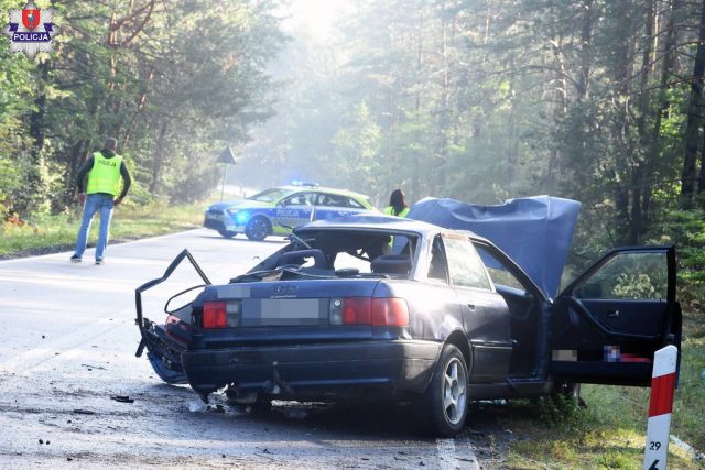 Audi wypadło z drogi i uderzyło w drzewo. 20-latek ciężko ranny, śmigłowcem trafił do szpitala