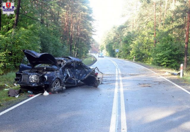 Audi wypadło z drogi i uderzyło w drzewo. 20-latek ciężko ranny, śmigłowcem trafił do szpitala
