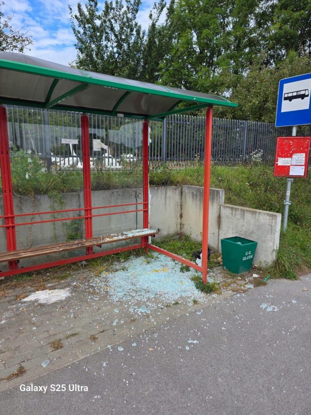 Patologia znów dała znać o sobie. Dewastacja przystanków w Dominowie i Mętowie