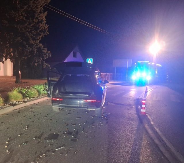 Prawie 2 promile i czworo pasażerów. Audi uderzyło w drzewo, samochód sam wezwał policję