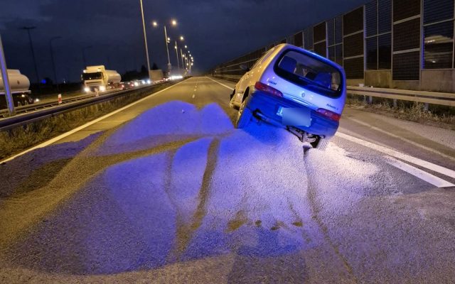 Ominął zapory i wjechał na remontowany odcinek ekspresówki. 88-latek zakończył jazdę na pryzmie żwiru