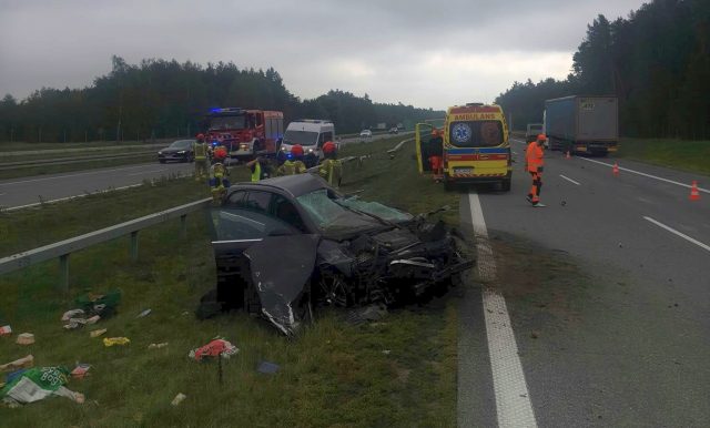 Opel uderzył w bariery na S17. Utrudnienia na trasie Warszawa – Lublin
