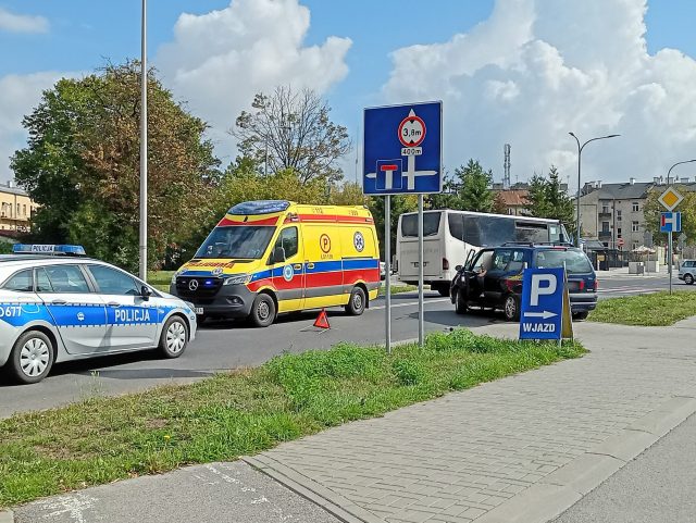 Wyjeżdżał z parkingu, nie zauważył rowerzysty. Cyklista trafił do szpitala