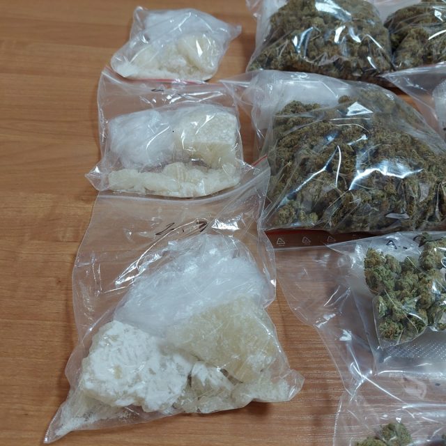 Prawie 1,5 kg substancji odurzających w rękach policji. Dwaj mężczyźni trafili do aresztu