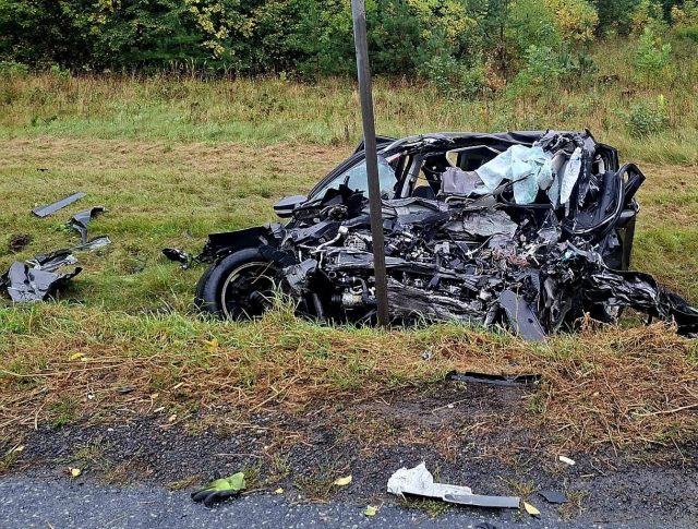Ciężarówka z drewnem zderzyła się z Fordem, kierowcy nie udało się uratować. Droga jest zablokowana