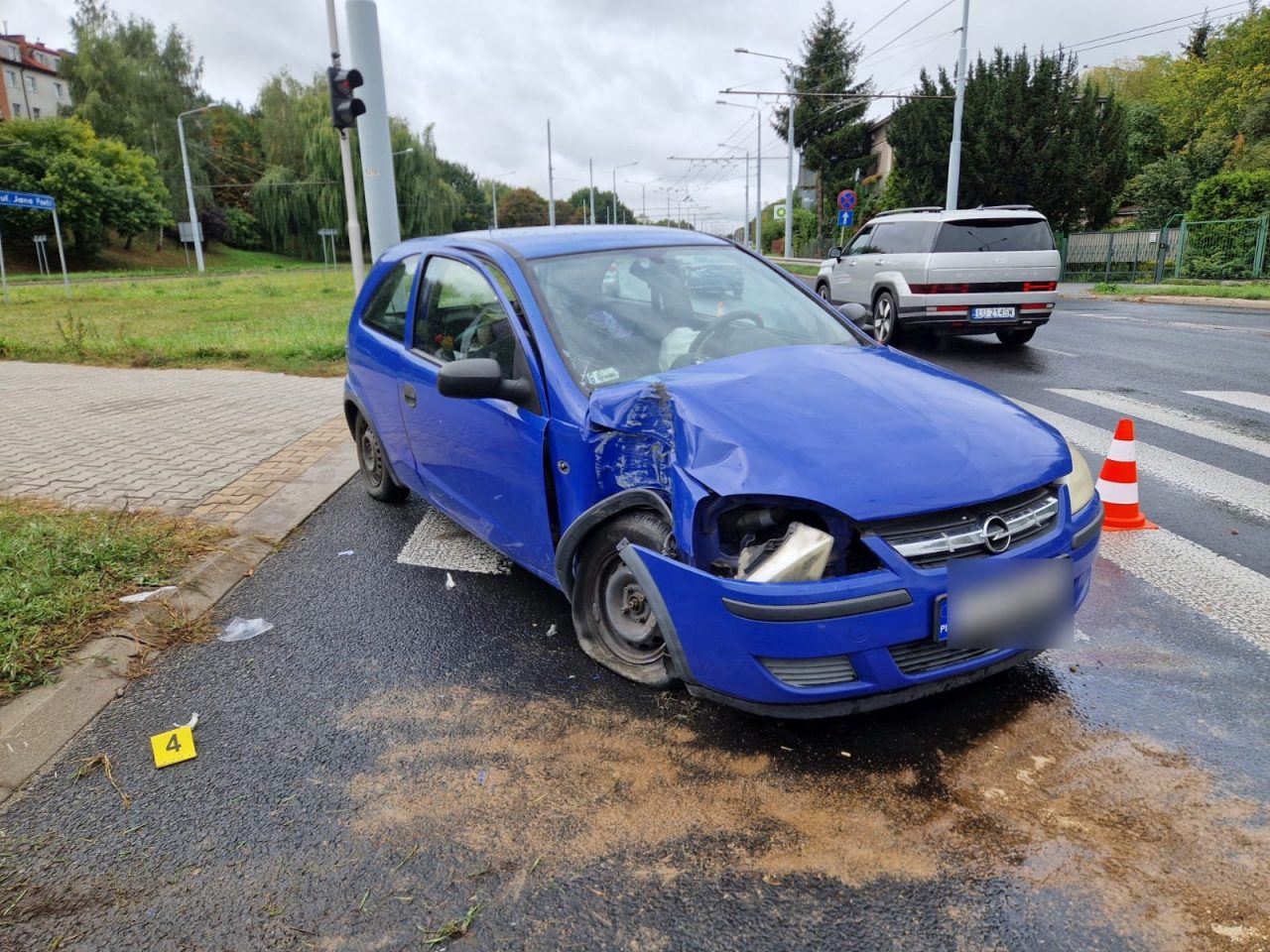 Opel wpadł w poślizg na rondzie w Lublinie i uderzył w latarnię