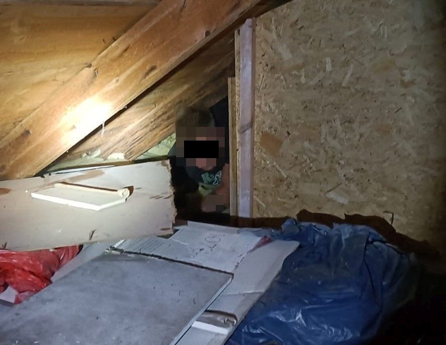 Ukrył się pod wełną mineralną na strychu, ale policja z Radzynia Podlaskiego go znalazła