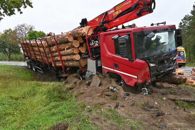 Zjechał na przeciwny pas, Ford czołowo zderzył się ze Scanią. 30-latek zginął na miejscu
