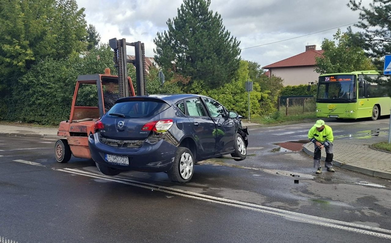 Kobieta wjechała na skrzyżowanie przed Forda w Strupinie Dużym i trafiła do szpitala