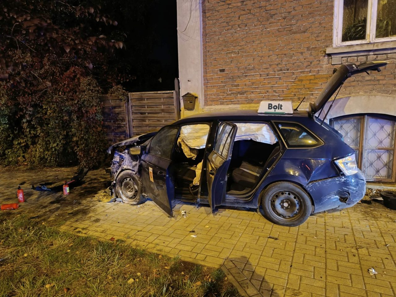 Red-light crash in Lublin: Skoda catches fire after hitting building