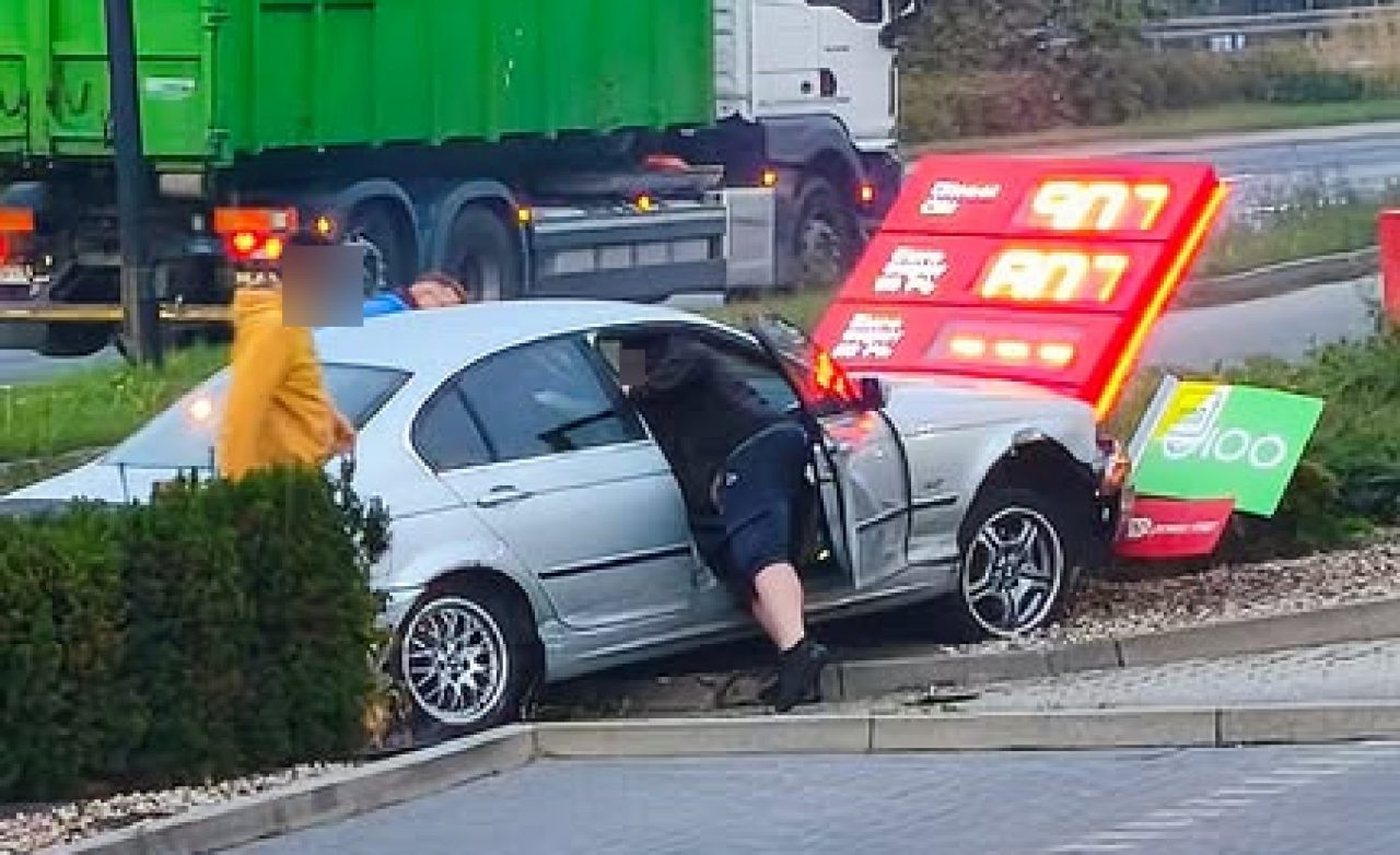 Pijany kierowca BMW rozbił auto o pylon stacji paliw w Lublinie