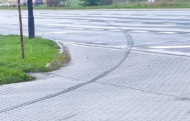 BMW wypadło z drogi, uderzyło w pylon stacji paliw. Kierowca był pijany, trafił do celi