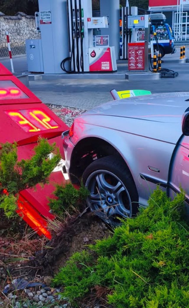 BMW wypadło z drogi, uderzyło w pylon stacji paliw. Kierowca był pijany, trafił do celi