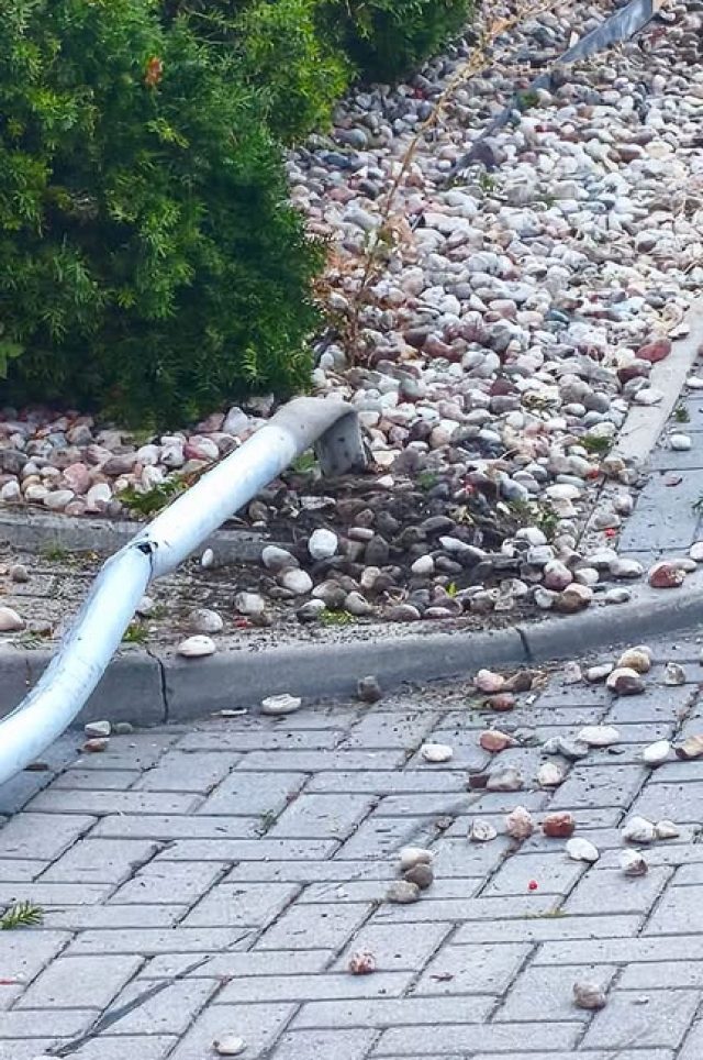 BMW wypadło z drogi, uderzyło w pylon stacji paliw. Kierowca był pijany, trafił do celi