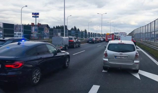 Kolejny wypadek na trasie S12/17. Dojeżdżają służby ratunkowe, korek sięga już prawie Lublina