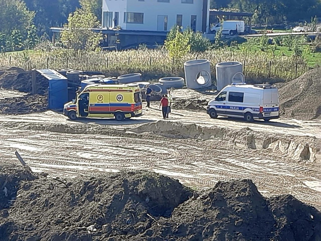 Ciężarówka przewróciła się na budowie w Lublinie, kierowca w szpitalu