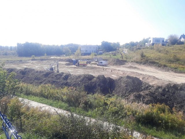 Ciężarówka przewróciła się na budowie ulicy w Lublinie. Kierowca trafił do szpitala