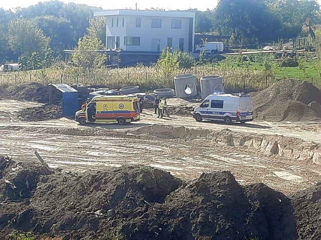 Ciężarówka przewróciła się na budowie ulicy w Lublinie. Kierowca trafił do szpitala