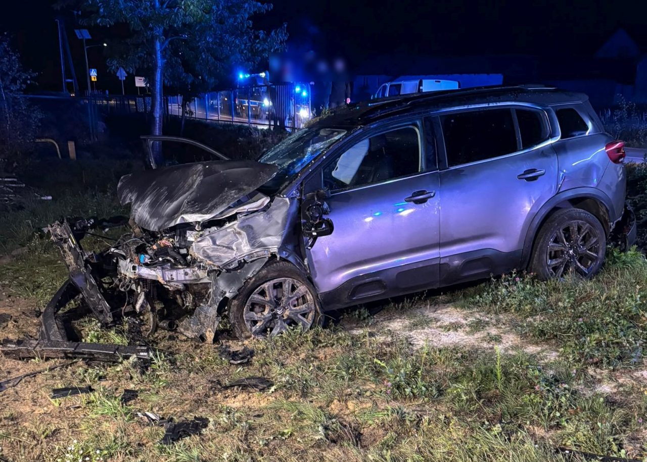 Pijana kobieta rozbiła auto w rowie: samochód sam wezwał policję