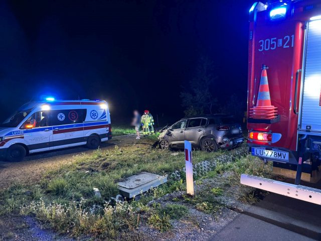 Jechała po pijanemu, rozbiła auto w rowie. Samochód sam wezwał policję