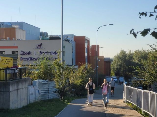 Miał dbać o bezpieczeństwo dzieci. Kompletnie pijany „pan stopek” leżał na chodniku
